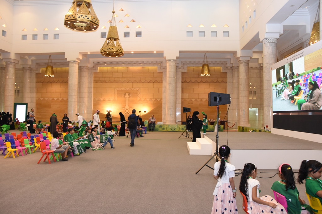 سكان الرياض يدخلون مجلس البيعة ومكتب الملك ومجلس استقبالاته في قصر الحكم