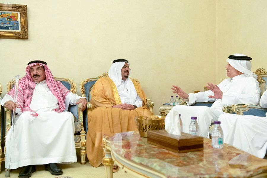 نائب أمير الرياض يقدم العزاء لأسرة السبهان