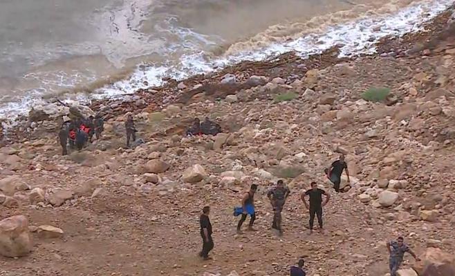 إصابة 10 طلاب والبحث عن 28 آخرين جرفت السيول حافلتهم في الأردن