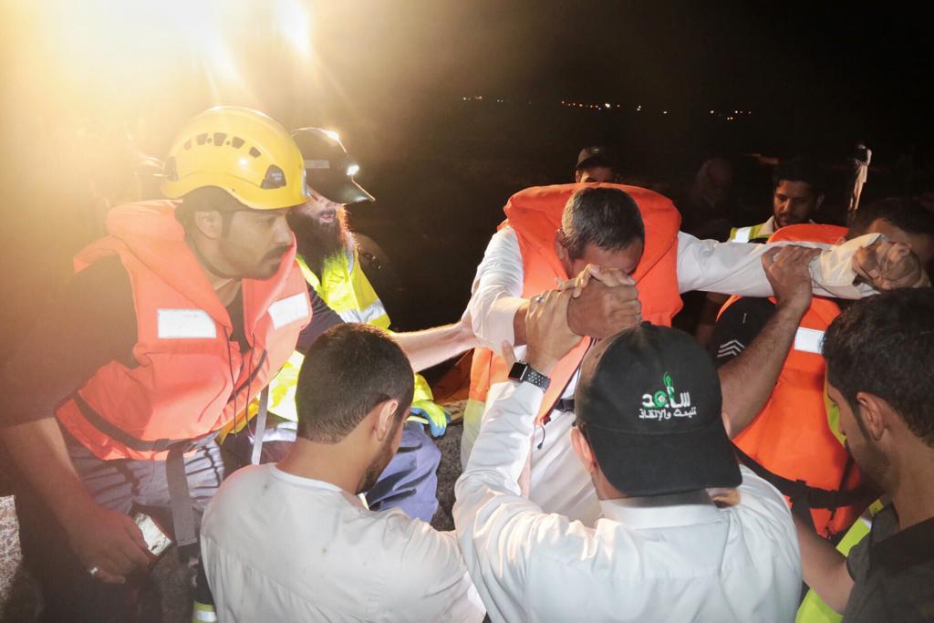 صور.. إنقاذ 30 شخصًا احتجزتهم السيول بحسينية مكة