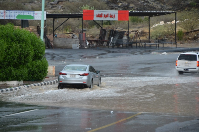 صور .. أمطار محايل تقطع الكهرباء وتكشف قصور التصريف - المواطن