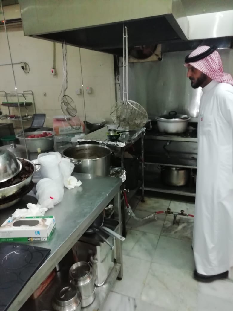 صور.. جولات تفتيشية توقع مخالفات صادمة في مطاعم مكة المكرمة