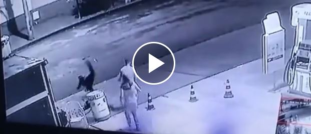 فيديو.. 3 رجال يضربون عامل محطة وقود حتى الموت