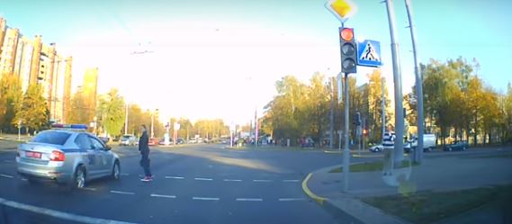 فيديو.. فتاة تقطع طريق موكب رئيس بيلاروسيا