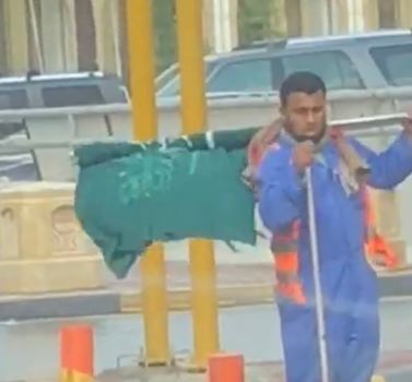 هكذا تعامل عامل نظافة مع علم المملكة بعد سقوطه بالدمام - المواطن