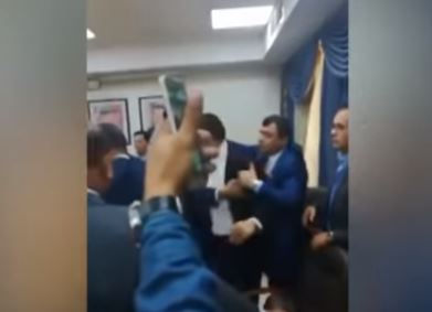 فيديو.. عراك وتراشق بزجاجات المياه في البرلمان الأردني
