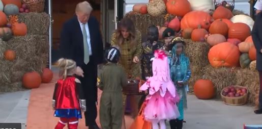 فيديو .. ميلانيا ترامب وزوجها يوزعان حلوى الهالوين على الأطفال
