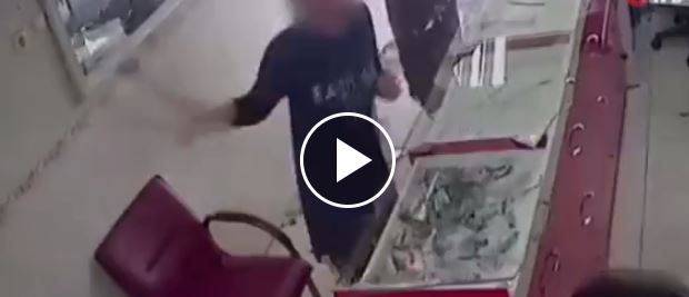 فيديو.. فتاتان تحطمان محلًا للجوالات