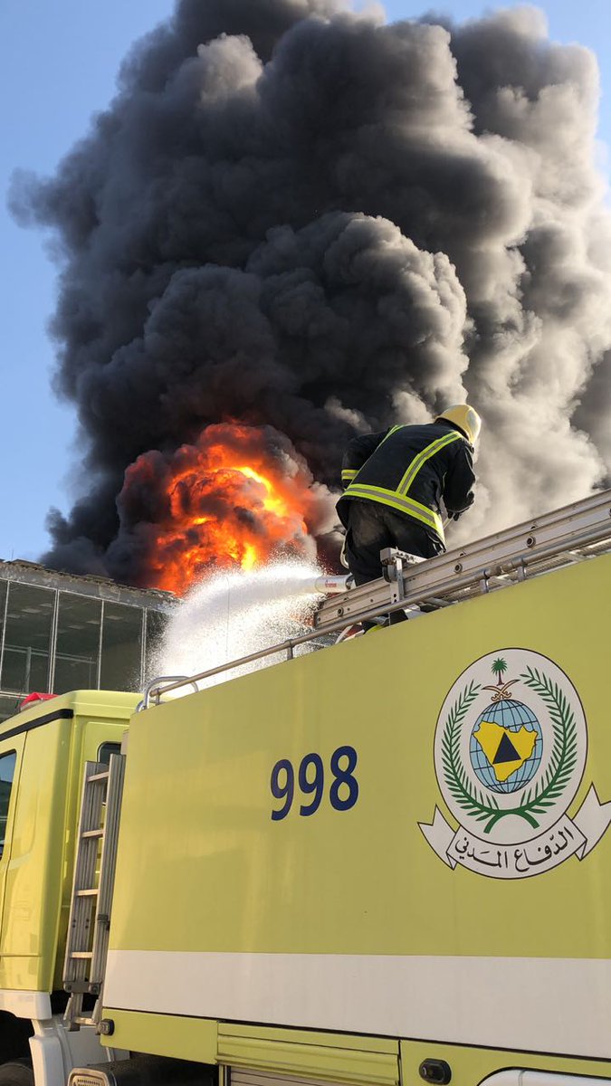 صور.. الدفاع المدني يكافح حريق محطة النفل
