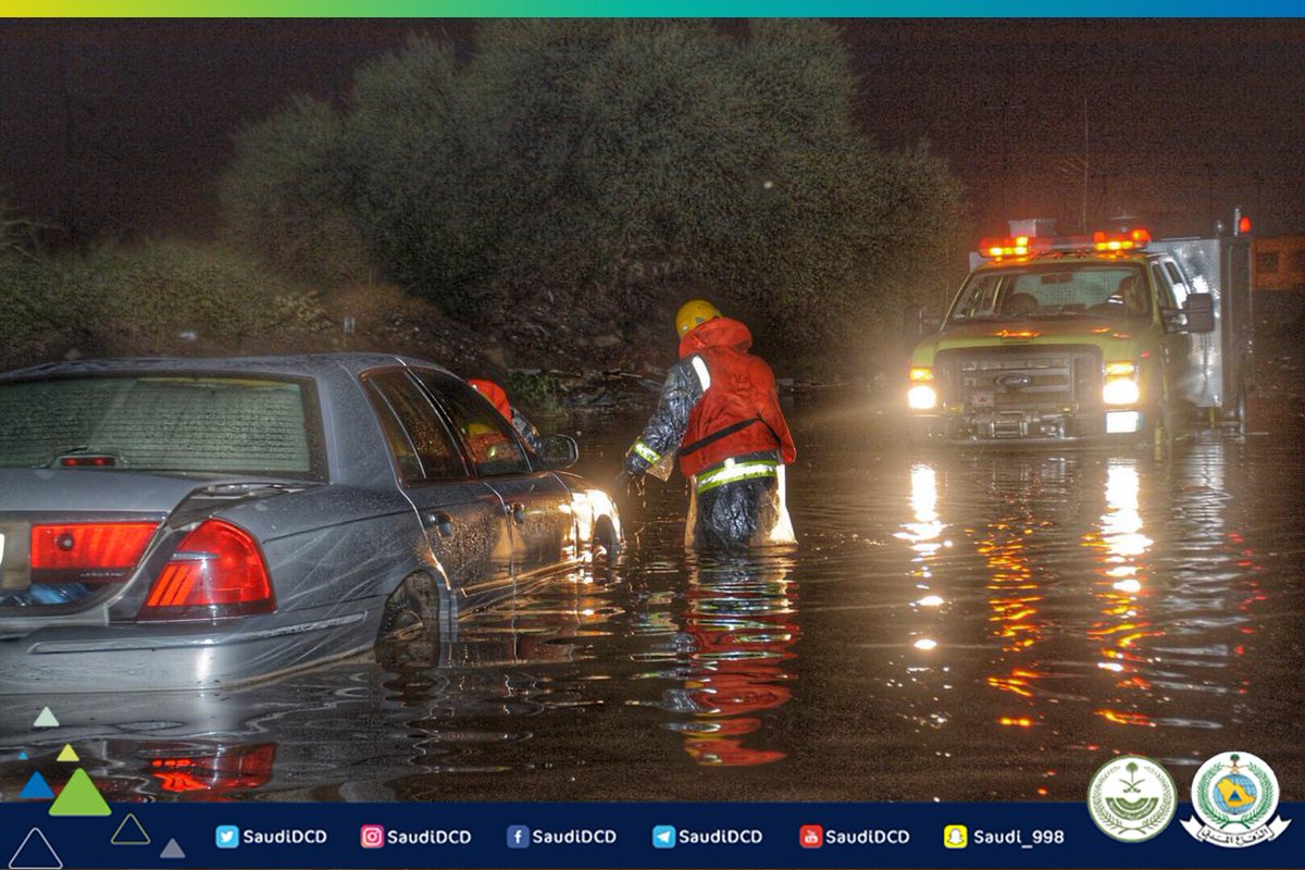 صور.. انتشال 12 مركبة بداخلها 16 شخصًا بتجمعات مياه الأمطار بالطائف