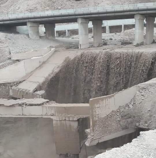 صور وفيديو.. انهيار طرق وجسور في الأردن بسبب السيول