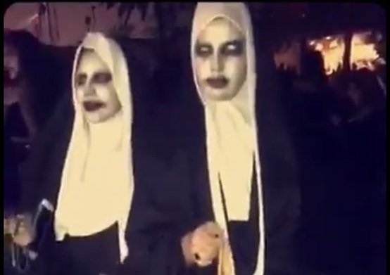 أقنعة وأزياء غريبة ومفرقعات بحوزة بمنظمي حفل هالوين الرياض