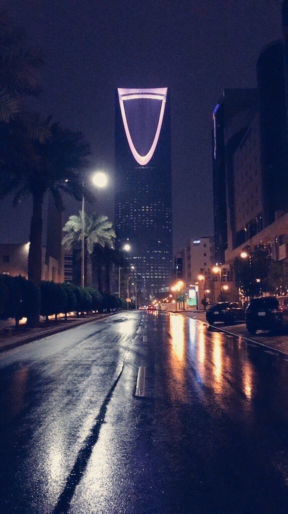 صور.. أمطار الرياض تحول العاصمة للوحة فنية