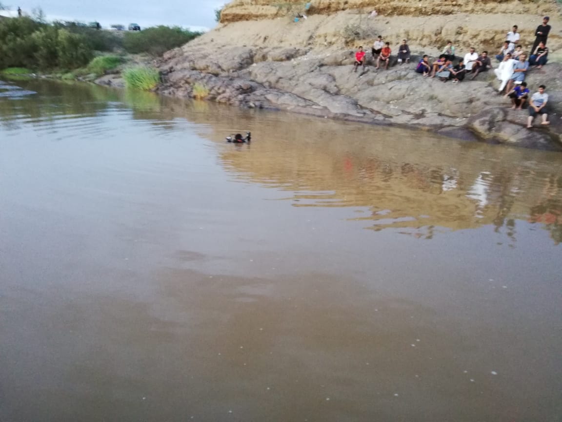 بالصور.. لاقى مصرعه غرقًا.. انتشال جثة طفل من أحد الأودية بجازان