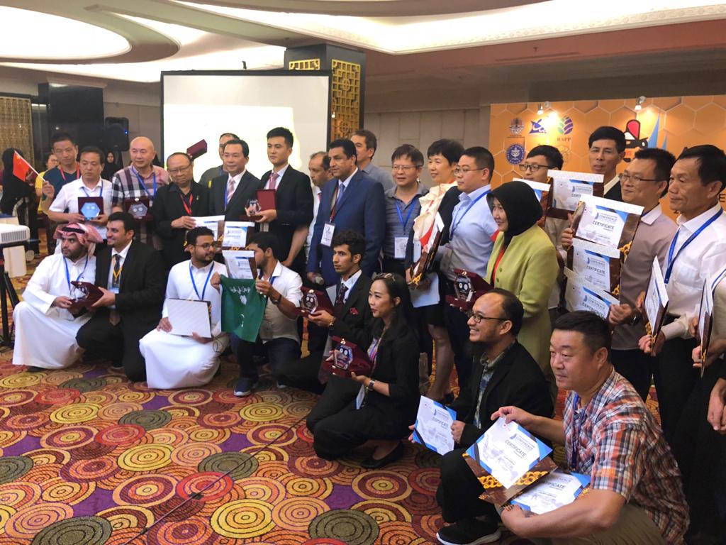 السعوديون يحصدون جوائز العسل بإندونيسيا