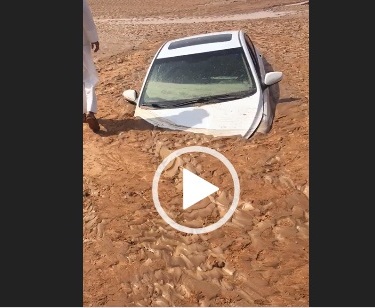 فيديو.. هذا ما فعلته السيول بسيارة تجاهل قائدها تعليمات المدني