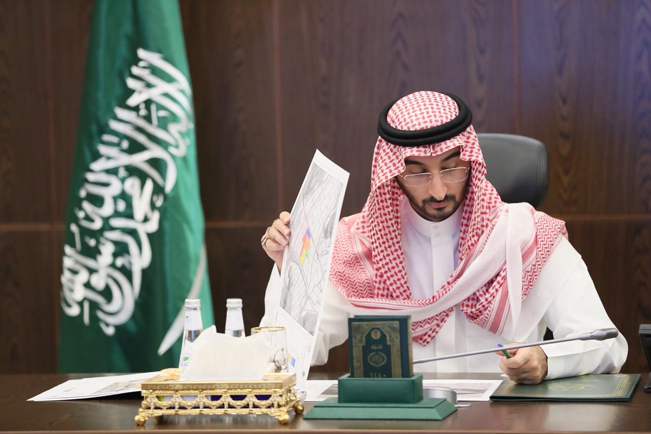 نائب أمير مكة يناقش سبل تطوير وتجويد خدمات ضيوف الرحمن