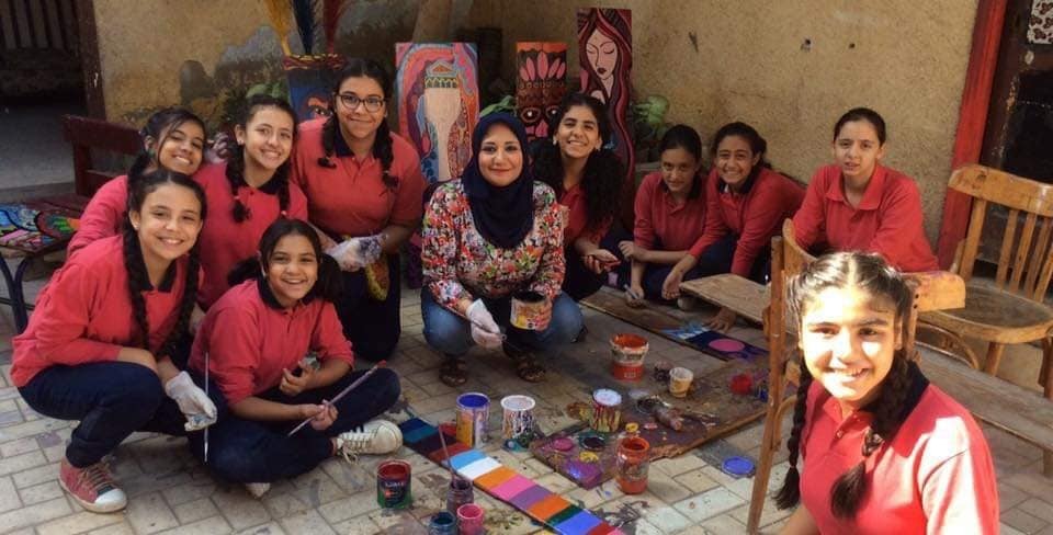 صور.. فتيات مصريات يعدن إحياء مدرستهن المتهالكة بلوحات فنية مبدعة