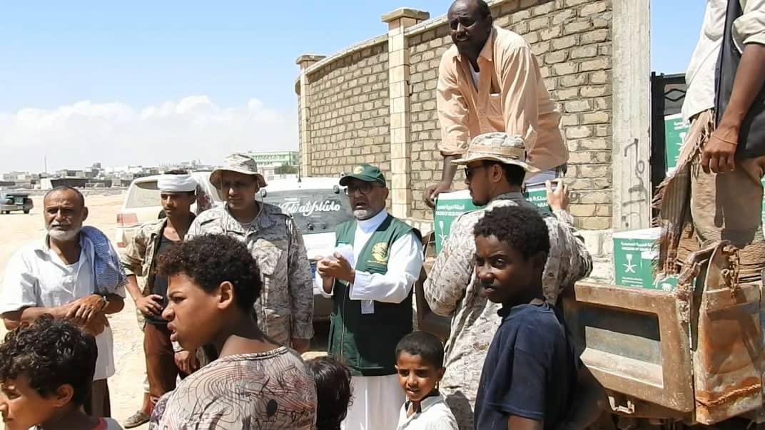 صور.. مواصلة توزيع مساعدات المملكة على المتأثرين بإعصار لبان في المهرة