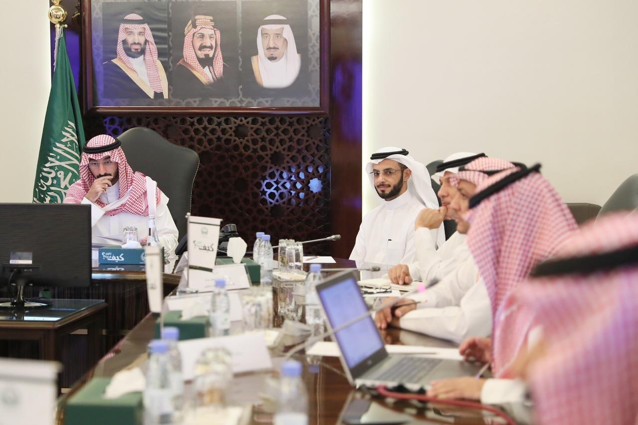 عبدالله بن بندر يطلع على خطط ومبادرات منشآت المستقبلية في المنطقة