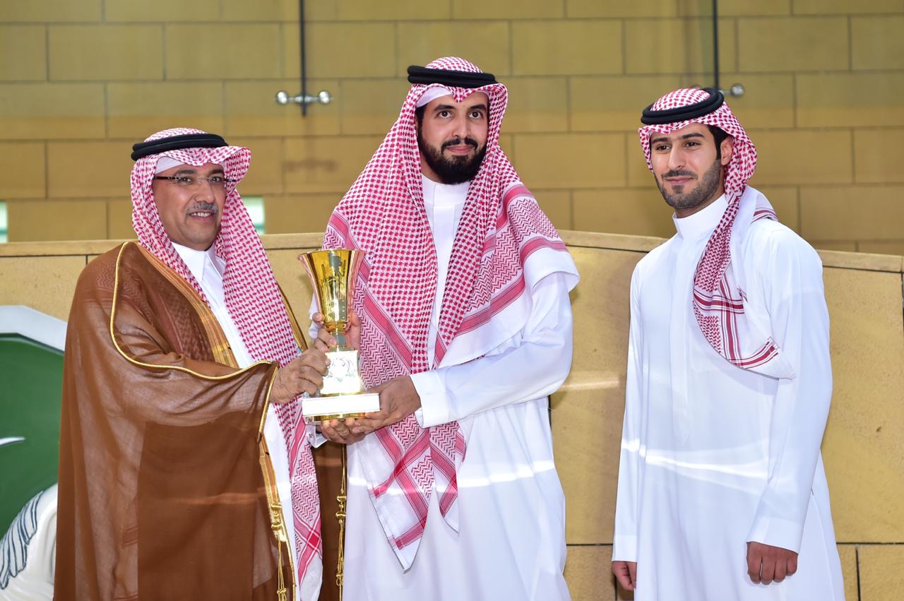 الفارس يسلم سعود بن سلمان بن عبدالعزيز كأس أمانة الرياض لسباق الخيل 