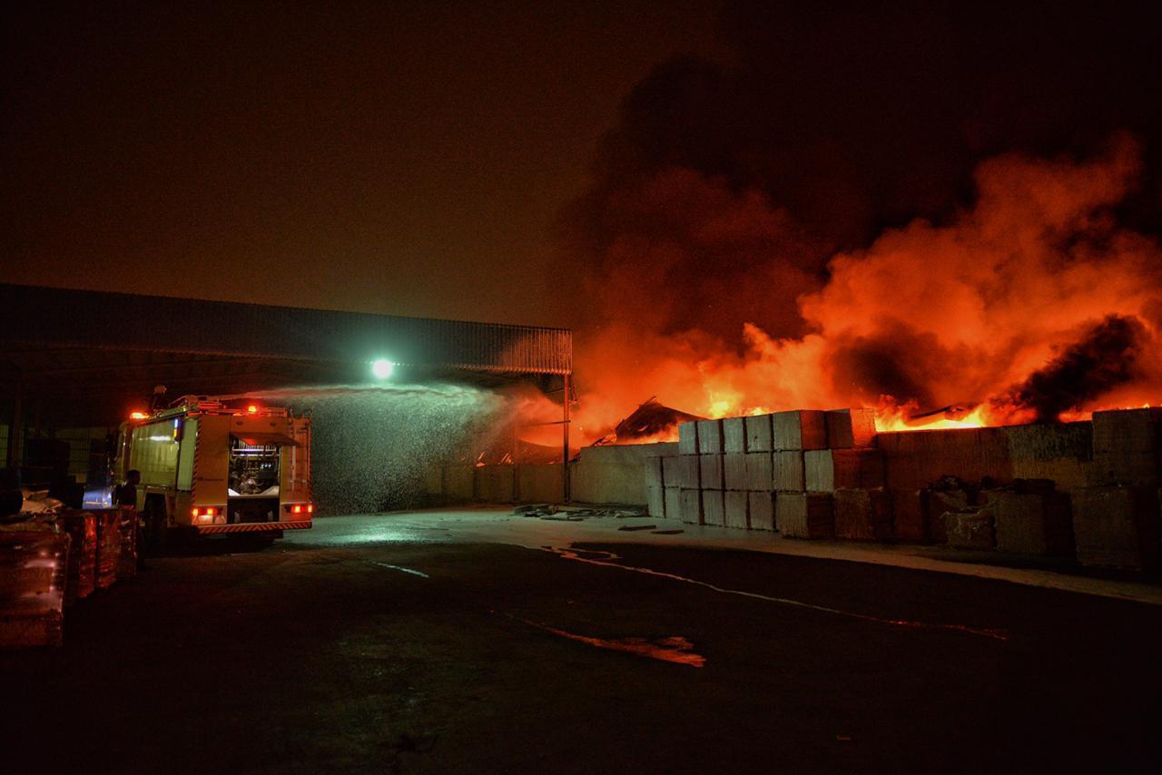 صور.. حريق يلتهم مصنع أثاث بصناعية حائل