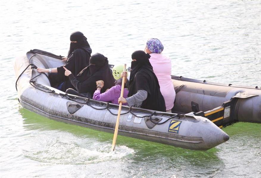 صور.. 50 سعودیة ینفذن أول فرضیة إنقاذ في البر والبحر