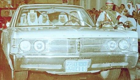 صورة نادرة.. الملك سلمان والملك عبدالله والأمير سلطان في جولة بالسیارة في شارع بالریاض