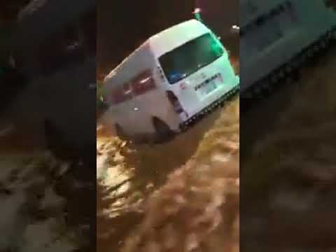 فيديو.. أمطار غزيرة تغرق شوارع نجران