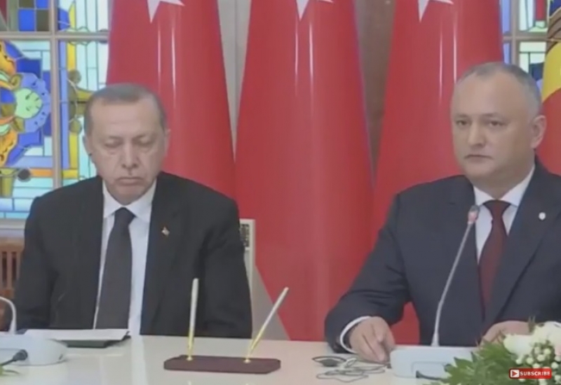 فيديو.. النوم سلطان أردوغان يفرك عيونه مستسلمًا للنعاس