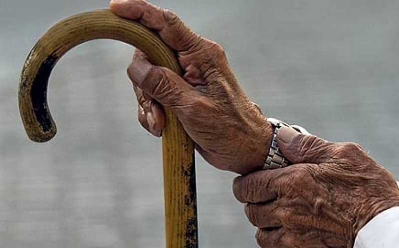 بالفيديو.. مسنان ينقذان امرأة حاولت الانتحار بـ عصا