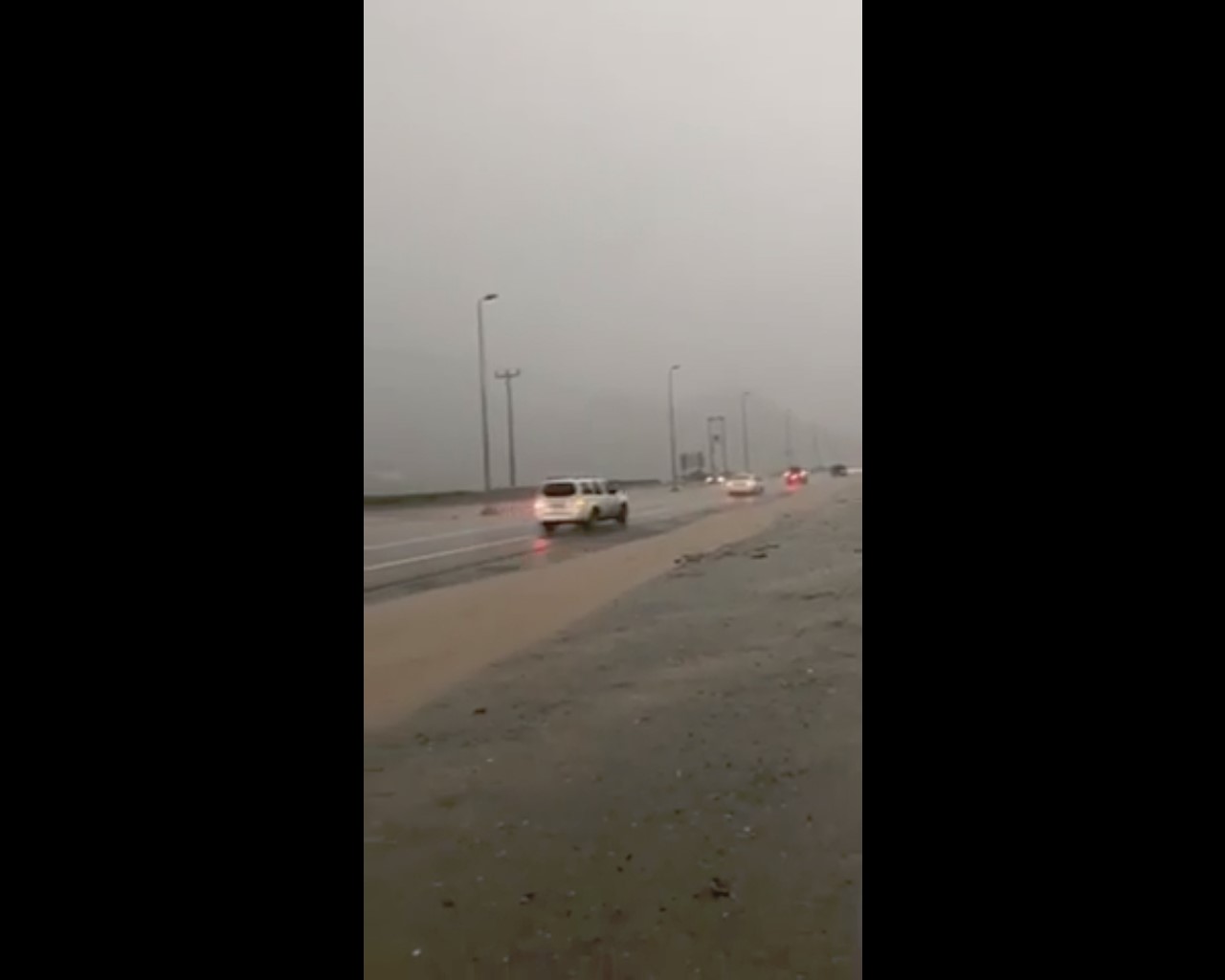 فيديو.. هكذا بدت رجال ألمع تحت الأمطار وتدفقات السيول