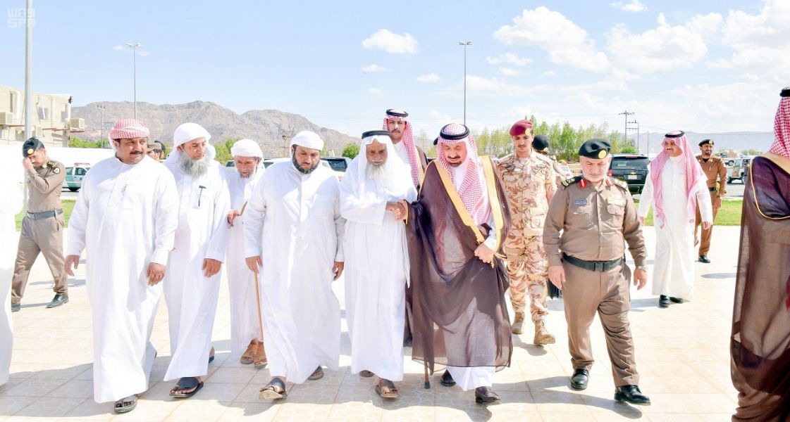 صور مؤثرة.. أمير نجران يواسي ذوي الشهيدين آل مهري وآل فروان