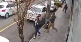 فيديو.. رجل يعتدي على امرأة دون سبب!