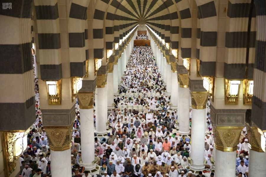 في أجواء إيمانية وروحية.. جموع المصلين يؤدون صلاة الجمعة في رحاب المسجد النبوي - المواطن
