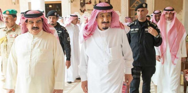 ملك البحرين يؤكد لخادم الحرمين وقوف بلاده إلى جانب السعودية 
