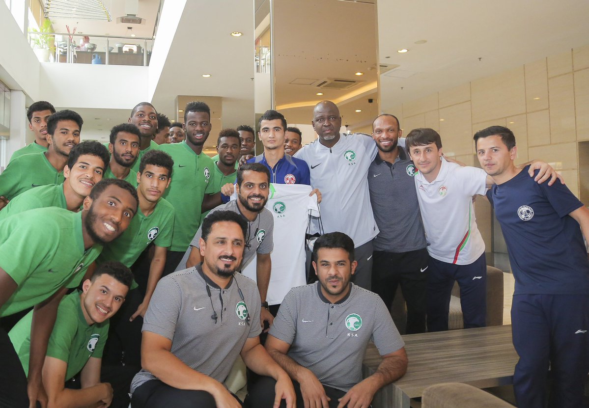 المنتخب السعودي الشاب يُكرم لاعب طاجيكستان
