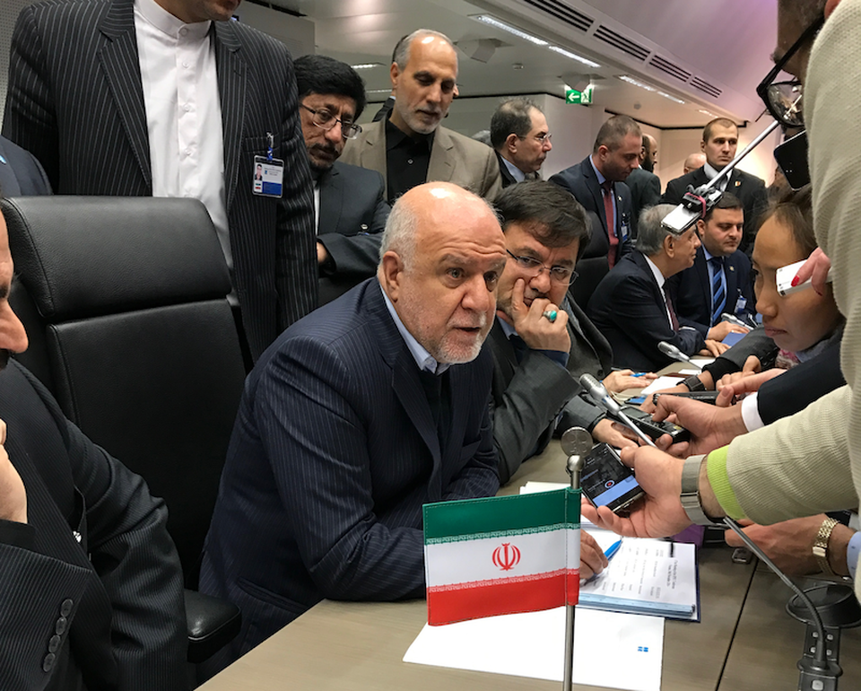 واشنطن تصدم إيران بقرار جديد بشأن العقوبات النفطية