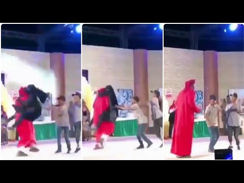 فيديو.. بات مان تقفز على الفنان عبدالله بالخير وتحتضنه على المسرح