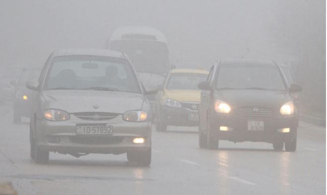 صور.. 15 إصابة جراء تصادم 10 مركبات بسبب الغبار في الأردن