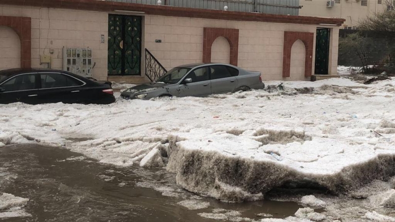 الإنذار المبكر يحذر : أمطار رعدية تجري السيول في الطائف