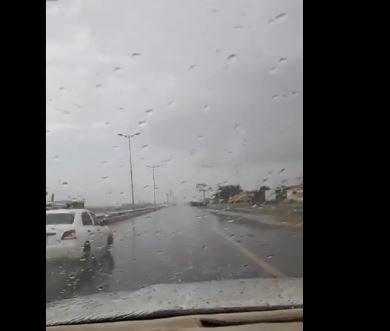 فيديو.. أمطار رعدية تسيل أودية قرى جازان الآن