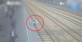 فيديو.. رجل ينتحر بالنوم على قضبان قطار 