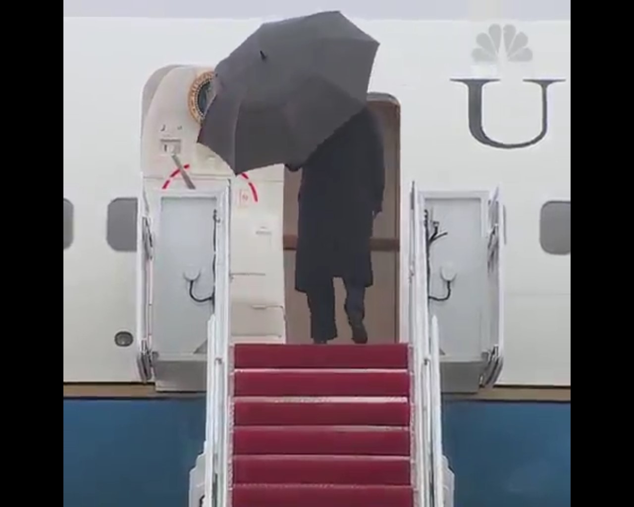فيديو.. ترامب فشل في إغلاق مظلته فتركها على باب الطائرة مفتوحة!