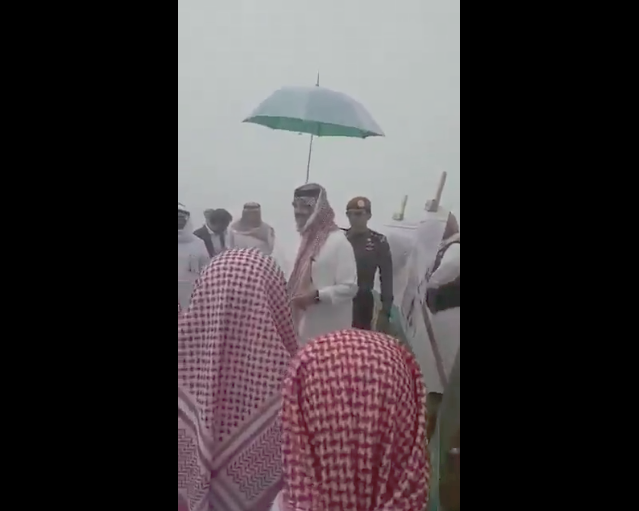 فيديو .. طلاب مدرسة شعف آل ويمن يستقبلون نائب أمير عسير تحت زخات المطر