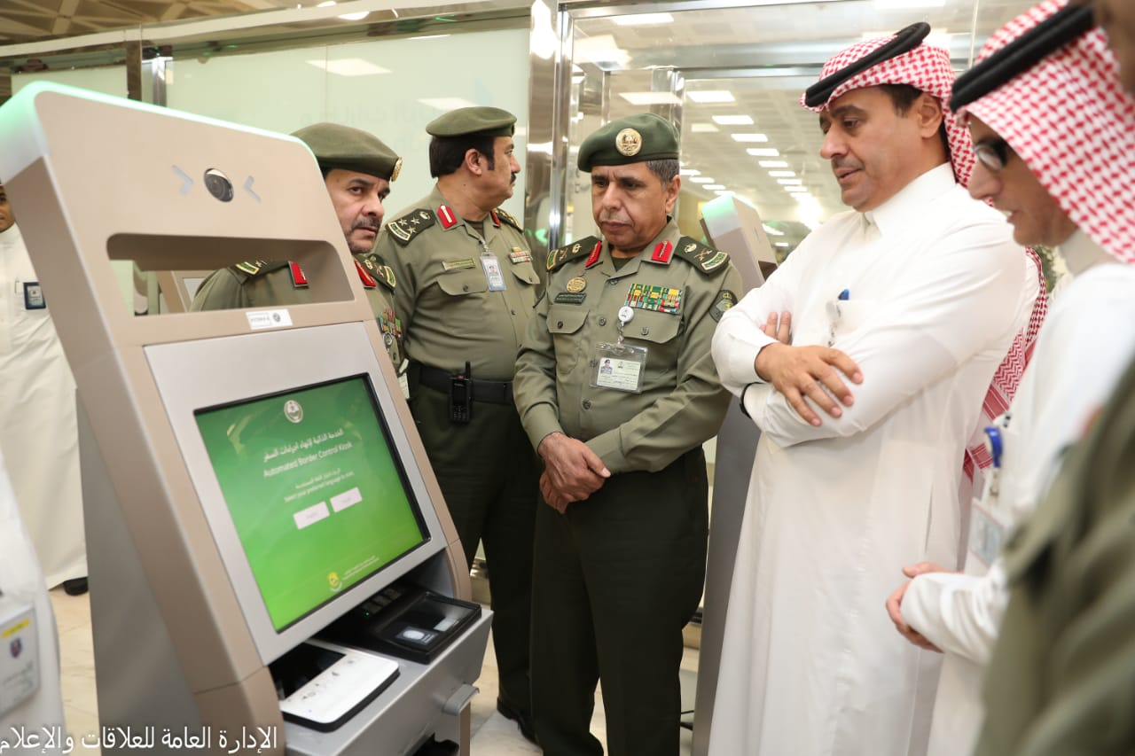 تشغيل تجريبي لأجهزة الخدمة الذاتية في جوازات مطار الملك خالد - المواطن