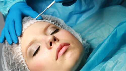 مهازل أطباء التجميل.. بعضهم يُجري 5 جراحات بنفس الوقت لتقليل التكاليف!