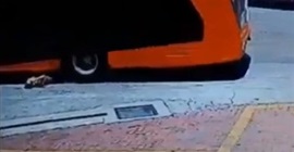 فيديو.. لقطات مروعة لحافلة تدهس امرأة