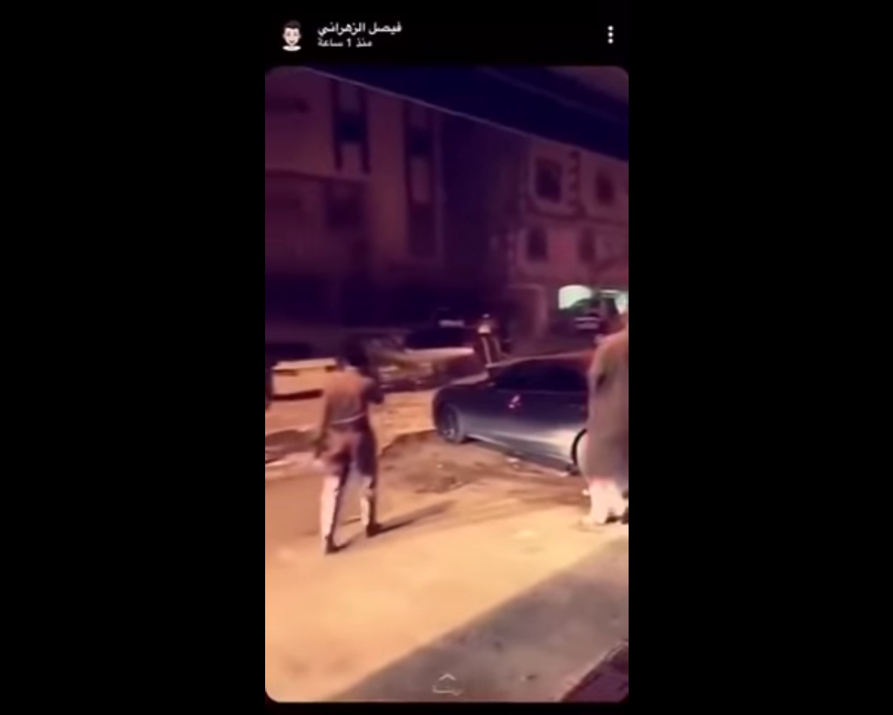 فيديو متداول .. مجهول يغلق أبواب عمارة في جدة ويحرق السيارات أمامها!