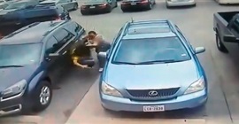 فيديو.. لحظة اعتداء رجل ضخم على امرأتين بالضرب المبرح